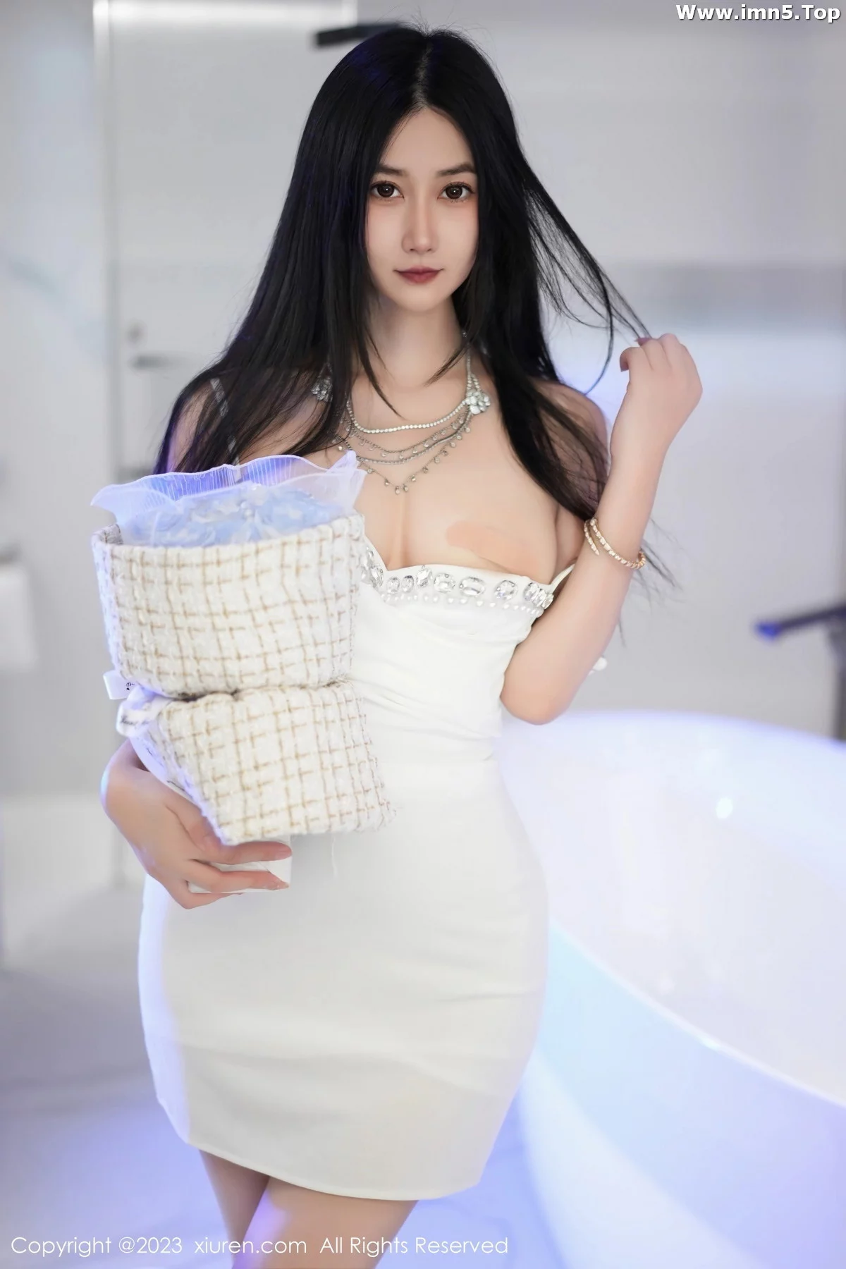 [XiuRen秀人网]No.7447_模特laura阿姣性感白色吊带短裙配白色高跟秀完美身材迷人写真77P