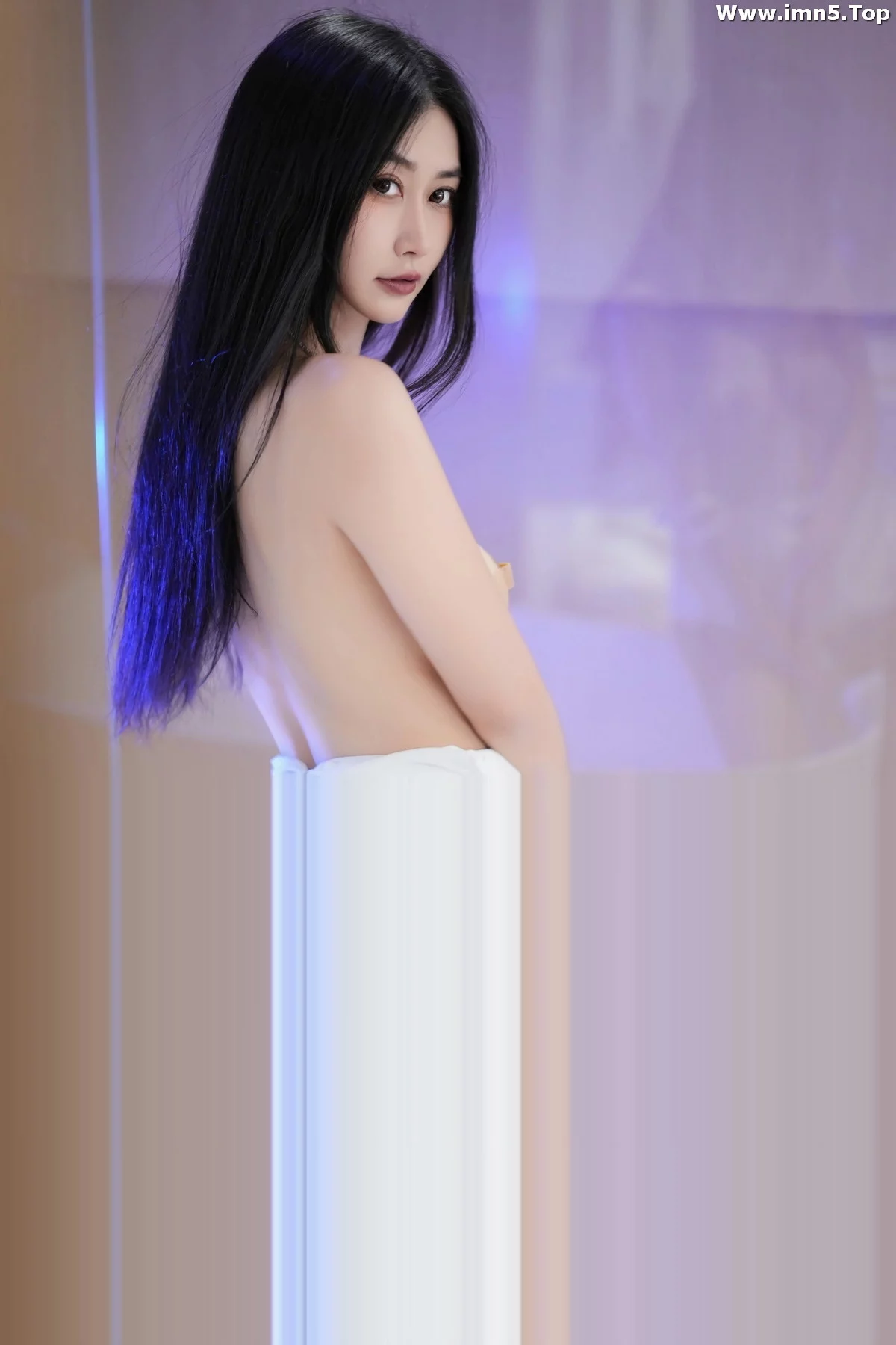 [XiuRen秀人网]No.7447_模特laura阿姣性感白色吊带短裙配白色高跟秀完美身材迷人写真77P